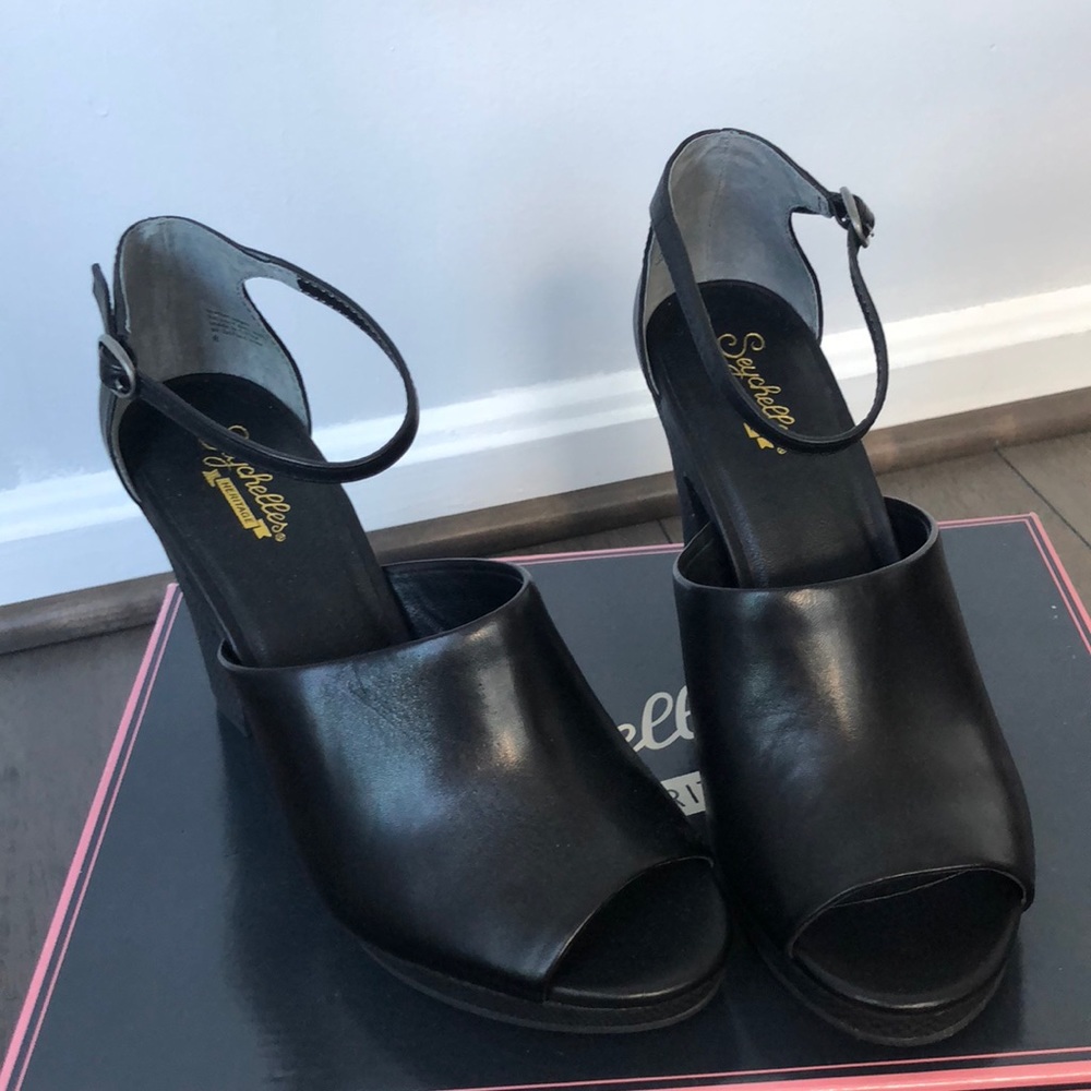 Seychelles Native black block heel open toe 8